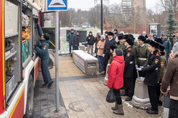 Фотовыставка к 35-летию МЧС открылась на площади Юности