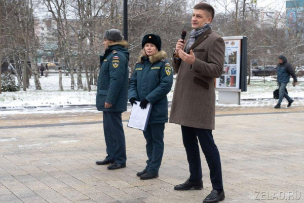 Фотовыставка к 35-летию МЧС открылась на площади Юности