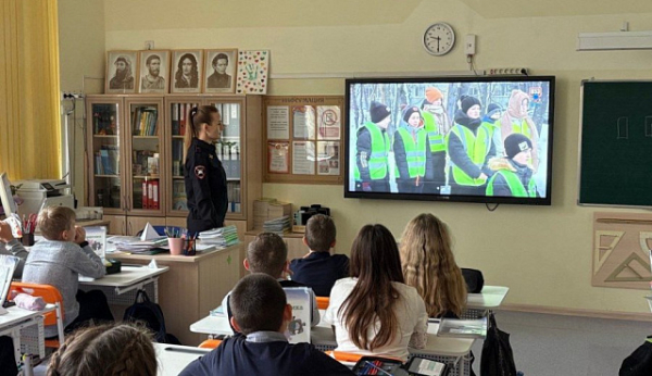 Госавтоинспекция Зеленограда провела урок безопасности «Дорожные ловушки: как их распознать и избежать»