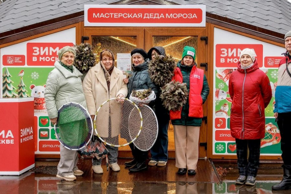 На мастер-классах в парках ЗАО горожане изготавливают вещи для бойцов СВО