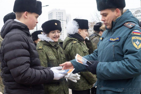 Фотовыставка к 35-летию МЧС открылась на площади Юности
