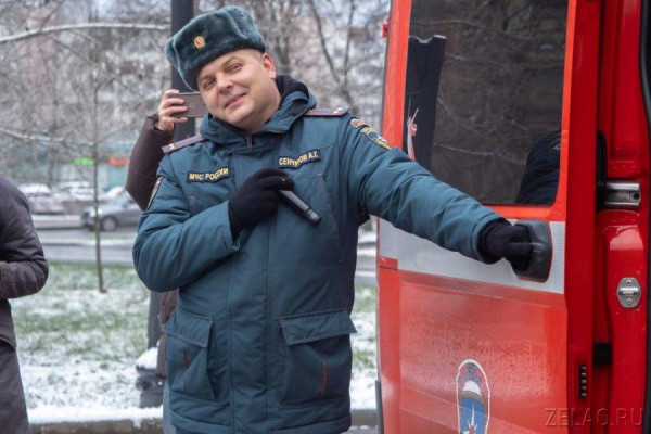 Фотовыставка к 35-летию МЧС открылась на площади Юности