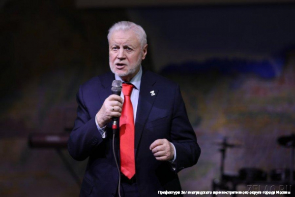 Сквозь портреты и песни