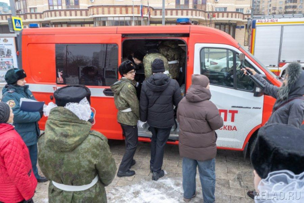 Фотовыставка к 35-летию МЧС открылась на площади Юности