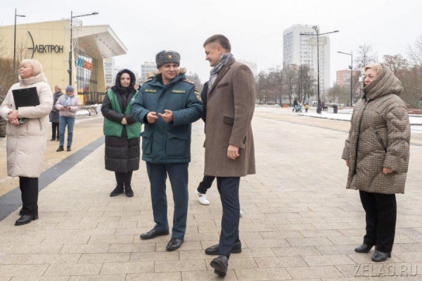 Фотовыставка к 35-летию МЧС открылась на площади Юности