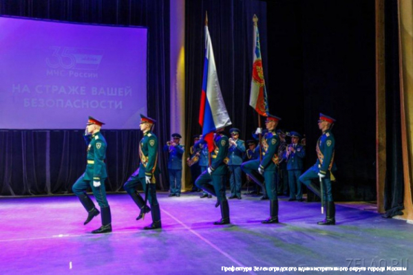 Префект ЗелАО Анатолий Смирнов провел награждение сотрудников МЧС России