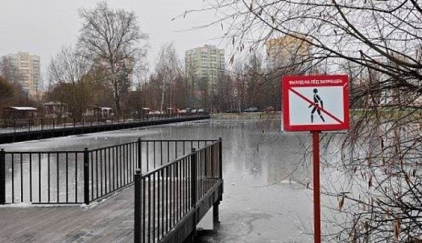 На берегах водоемов Зеленограда обновили знаки безопасности