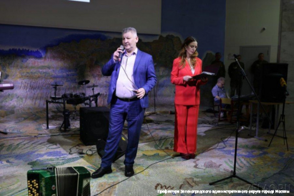 Сквозь портреты и песни