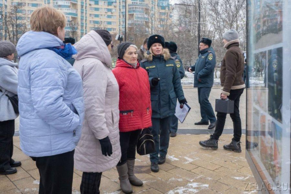 Фотовыставка к 35-летию МЧС открылась на площади Юности