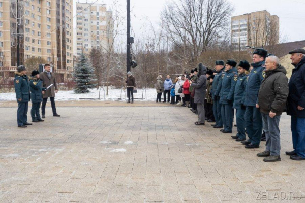 Фотовыставка к 35-летию МЧС открылась на площади Юности