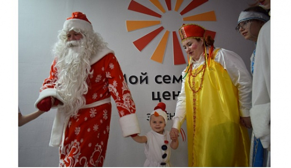 Полиция Зеленограда и общественники поздравили воспитанников семейного центра с Новым годом