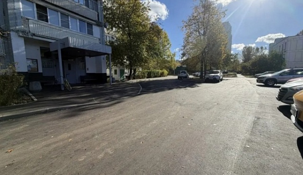 В районе Силино у корпусов 1002 и 1007 завершены работы по обновлению асфальтового покрытия
